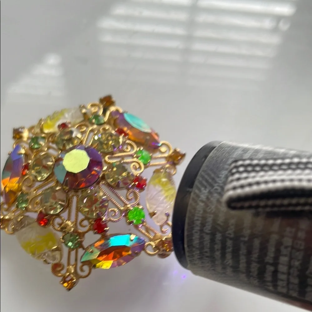 Vintage Juliana Delizza and Elster Uranium Rhinestone Golden Scroll-work Brooch - Picture 3 of 6